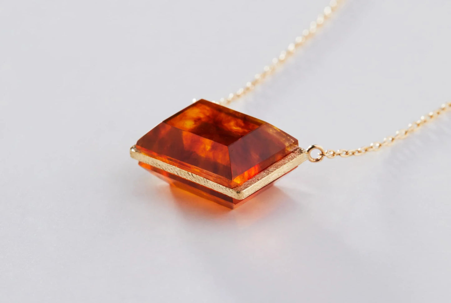 Fang｜Square-Cut Amber Pendant