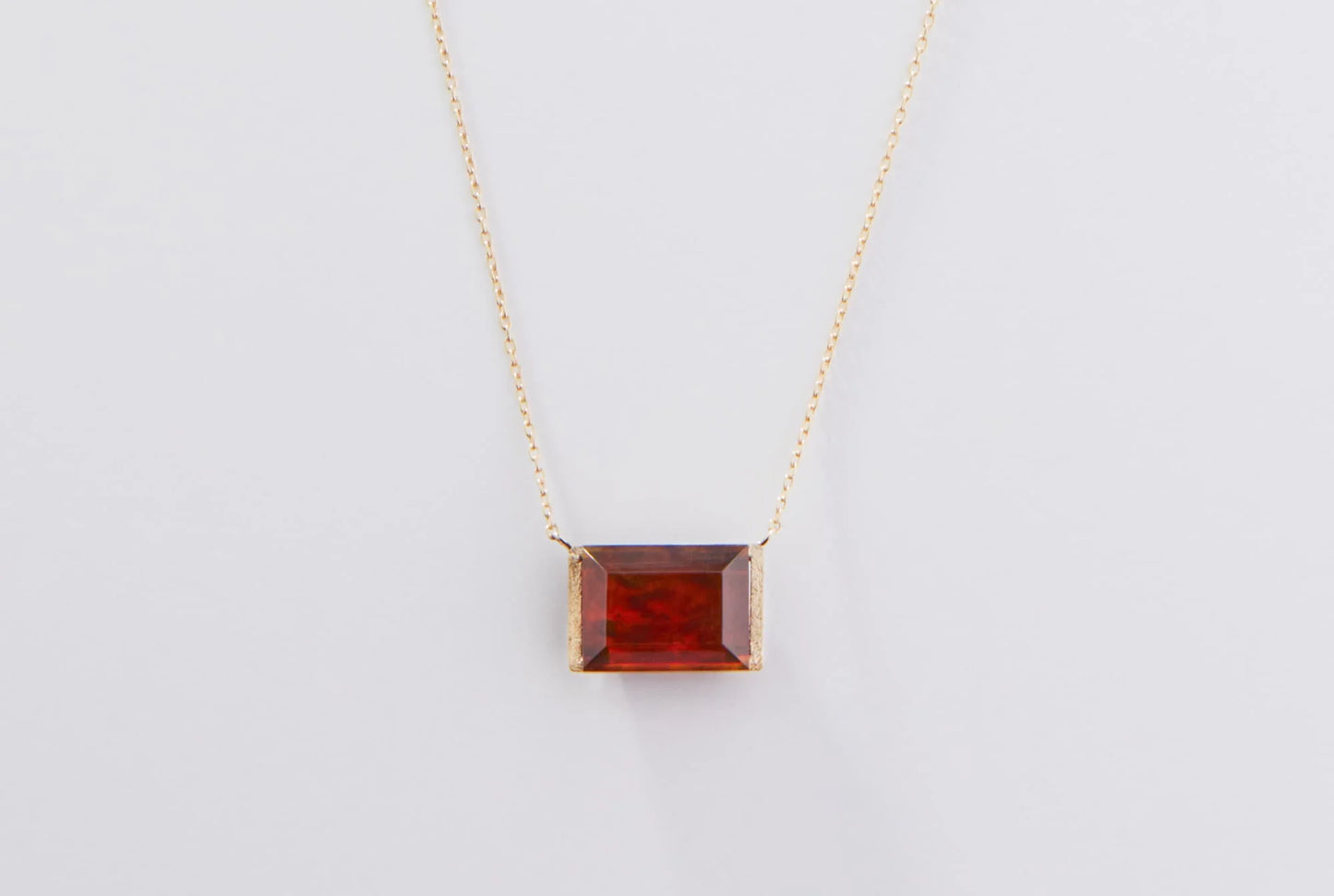 Fang｜Square-Cut Amber Pendant